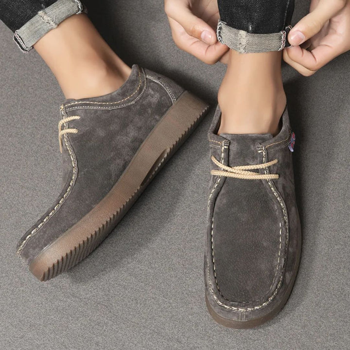 Braune Herren-Slipper aus Wildleder, lässig, bequem, mit Schnürung, ideal für Freizeitkleidung.