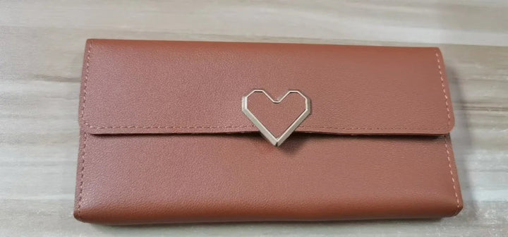 Braune Leder-Geldbörse mit Herzverschluss, Damen-Portemonnaie, stilvoll und elegant.