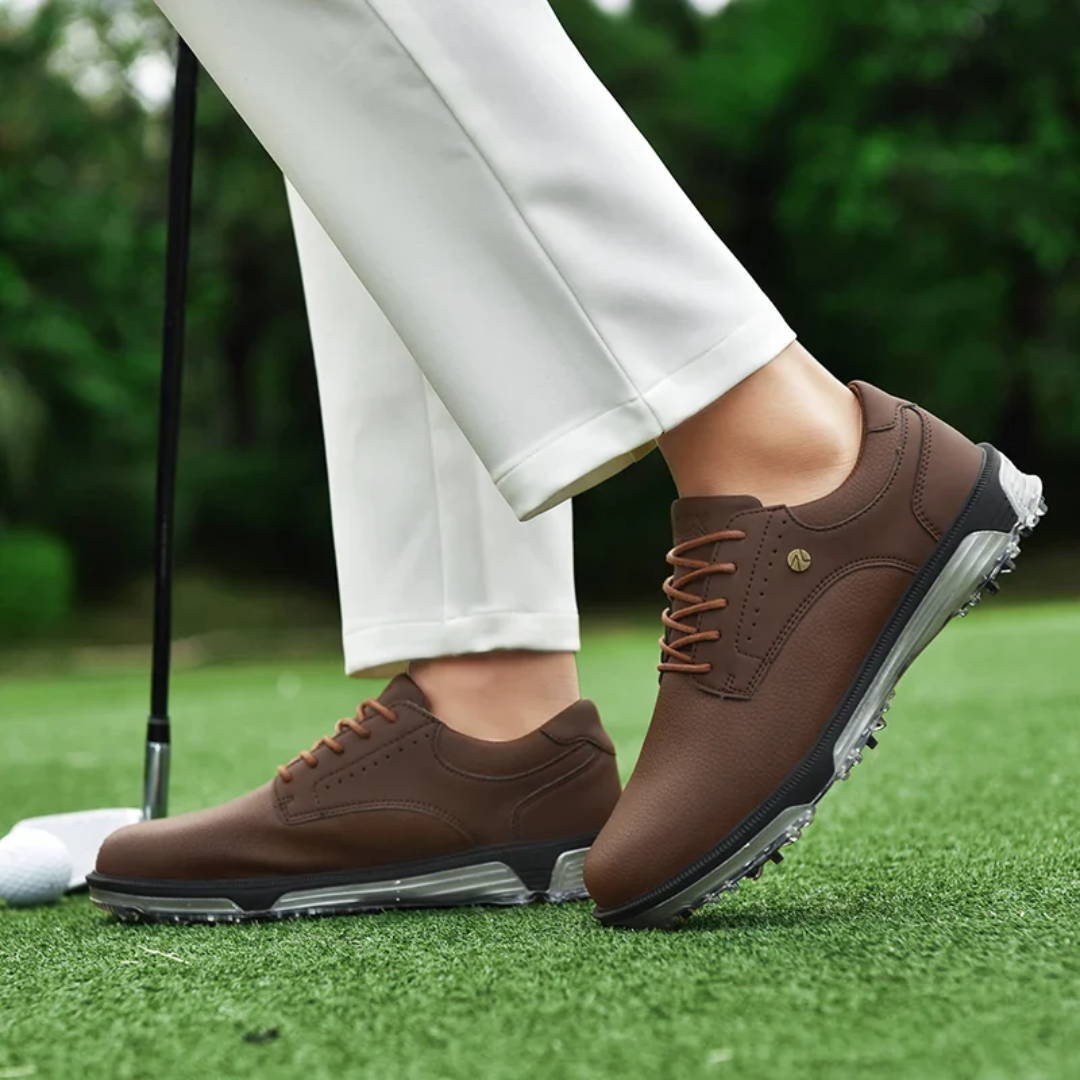 Braune Golfschuhe aus Leder auf Rasen, Herrenmode, sportlich, bequem, mit Golfschläger.