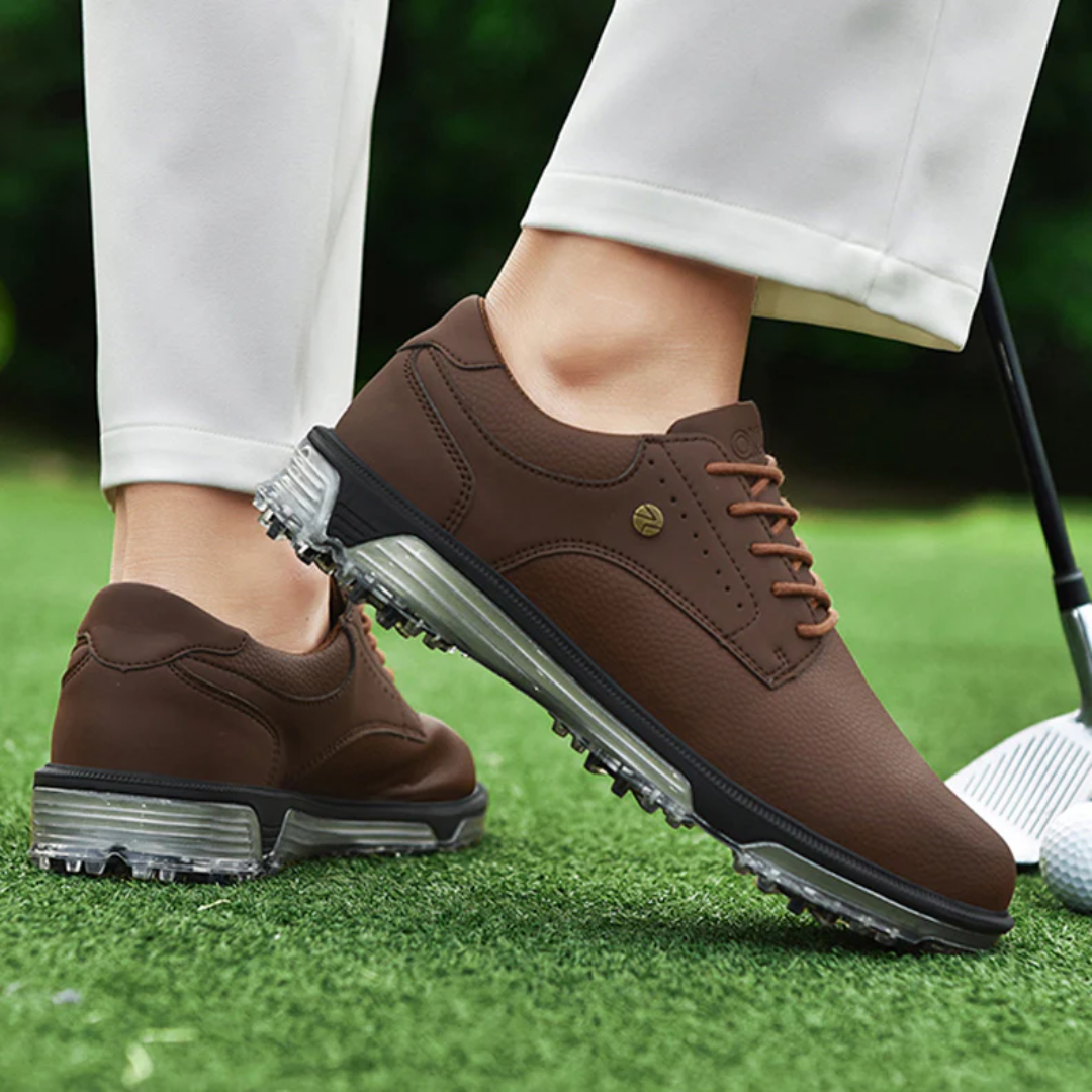 Braune Golfschuhe aus Leder mit Spikes, Herren, auf grünem Rasen, sportlich, bequem.