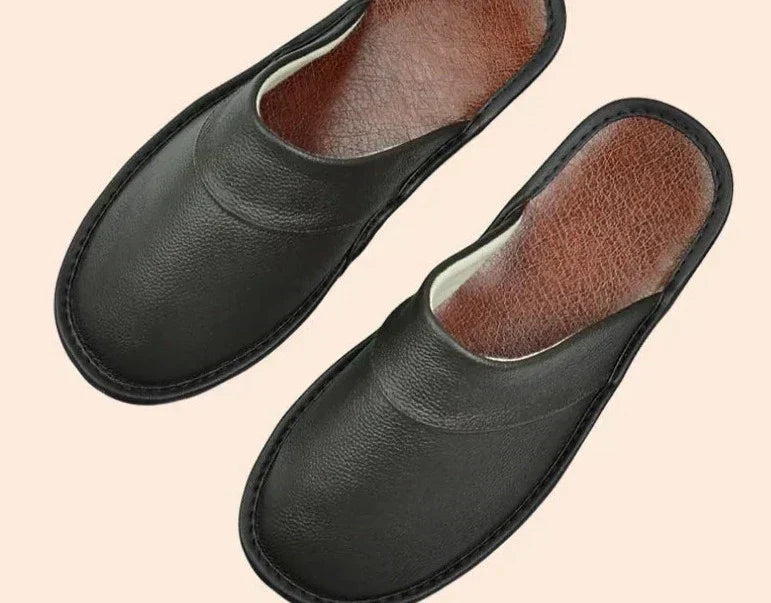 Braune Lederslipper für Herren, bequemes Design, rutschfeste Sohle, ideal für den Alltag.