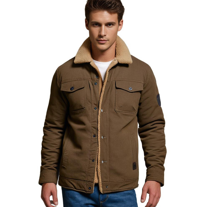 Mann in brauner Jacke mit Schaffellkragen, Freizeitmode, Herrenbekleidung, Herbst/Winter-Look.