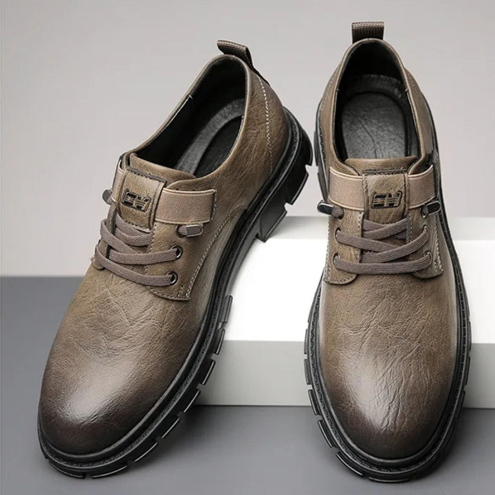 Braune Herrenschuhe aus Leder mit Schnürsenkeln, rutschfeste Sohle, elegant und modern.