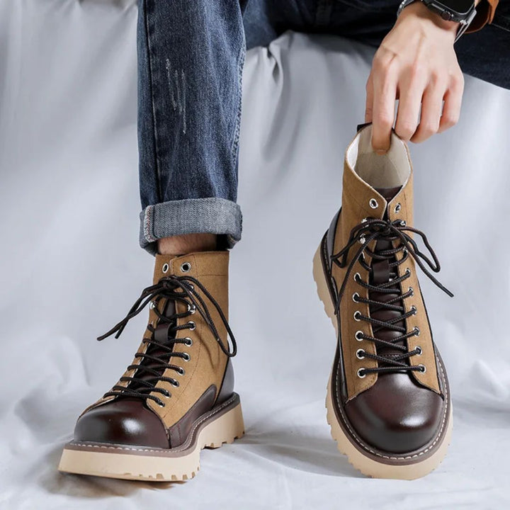 Herrenstiefel aus Leder und Canvas, braun, Schnürung, robuste Sohle, modisch, lässig.