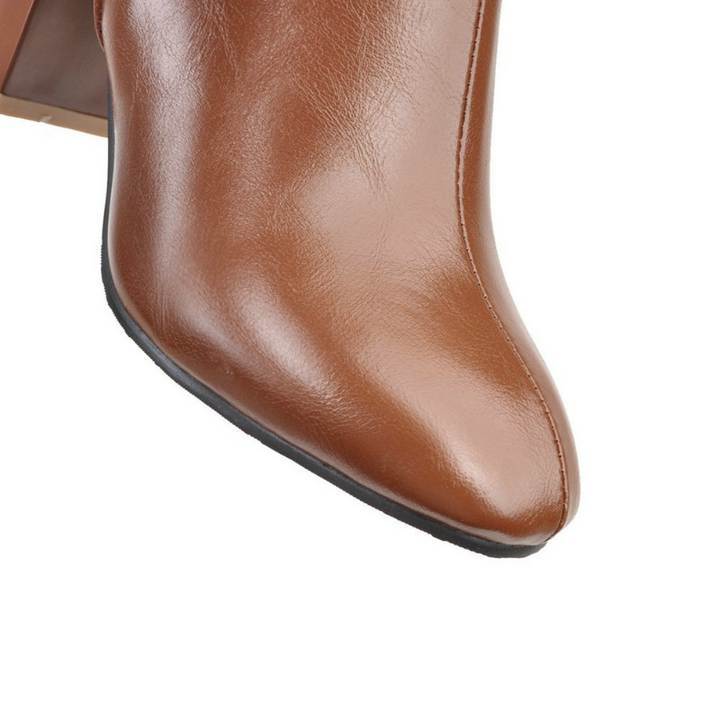 Braune Lederstiefelette mit Absatz, elegantes Design, Reißverschluss, hochwertige Damenmode.