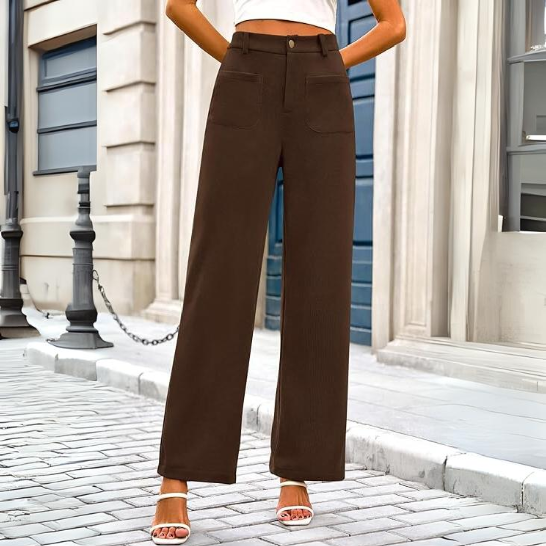 Frau in brauner Hose, hohe Taille, weites Bein, modisch, städtische Kulisse, Sommermode.