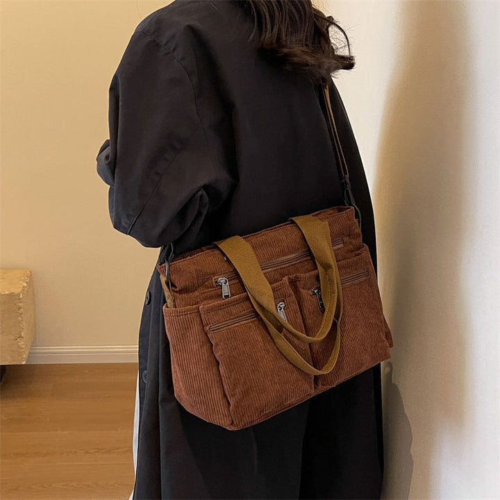 Braune Cord-Umhängetasche mit Reißverschlusstaschen, lässig, modisch, Damenaccessoire.