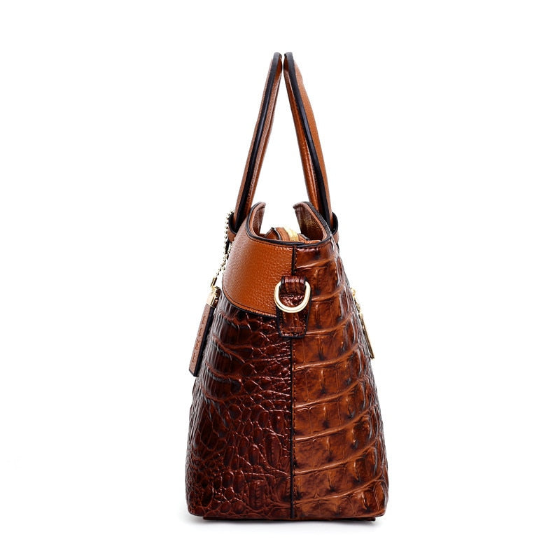 Braune Krokodilleder-Handtasche, seitliche Ansicht, elegante Damenmode, luxuriöses Design.