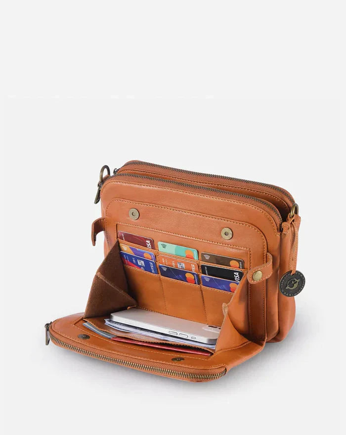 Braune Leder-Crossbody-Tasche mit mehreren Fächern und Kreditkartenfächern, ideal für Reisen.