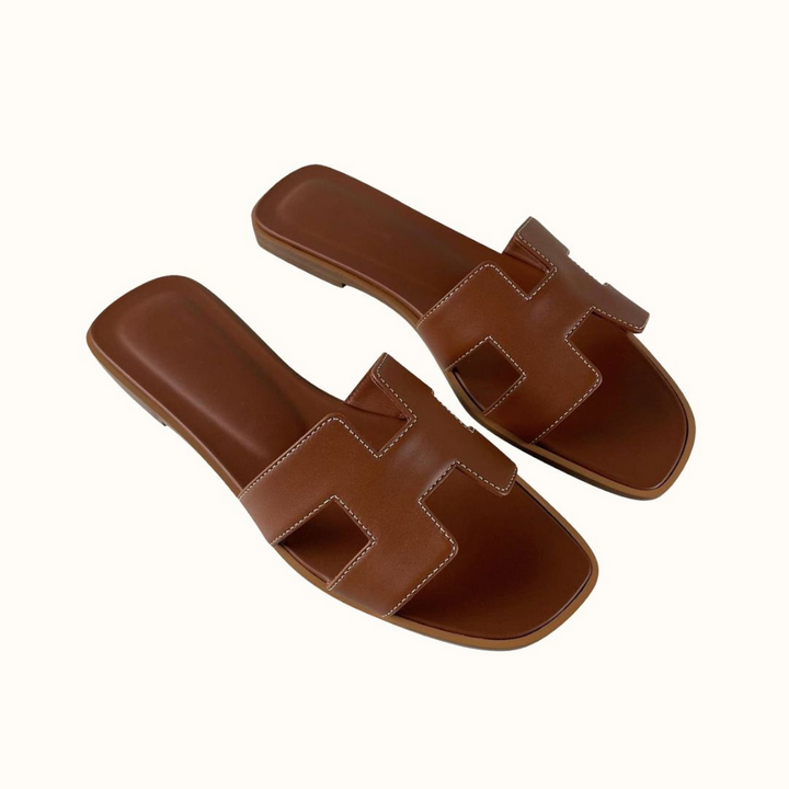 Braune Ledersandalen für Damen, flach, modisch, bequem, Sommerschuhe, quadratische Zehenform.