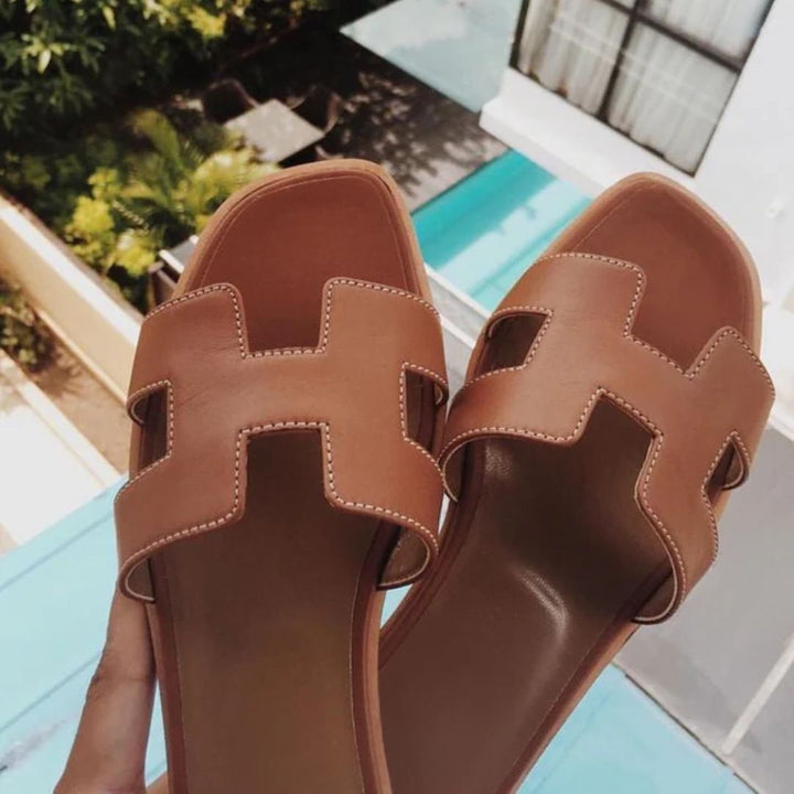 Braune Ledersandalen mit H-Design, Sommerschuhe, Damenmode, stilvoll und bequem.