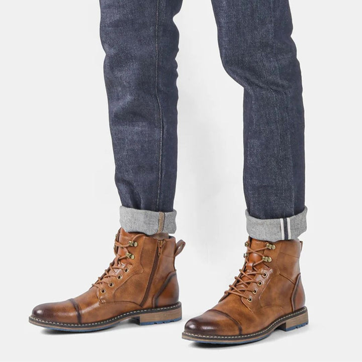 Braune Lederstiefel für Herren, geschnürt, mit Jeans kombiniert, modisch und robust.
