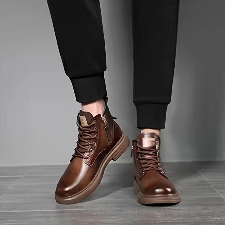 Braune Herrenstiefel aus Leder, Schnürung, Reißverschluss, modisch, elegant, Herbstmode.