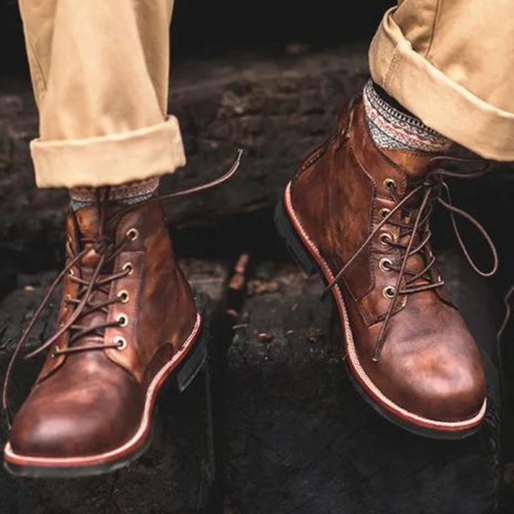 Braune Lederstiefel für Herren, robustes Design, ideal für Outdoor-Aktivitäten.