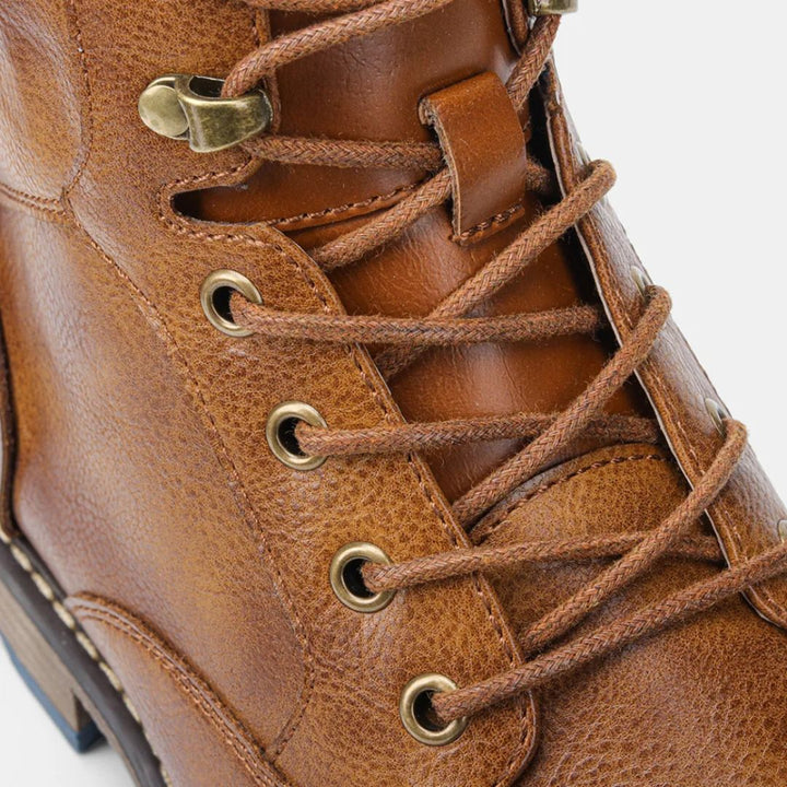 Brauner Lederstiefel mit Schnürung, Nahaufnahme, modisch, robust, Herrenstiefel, Outdoor.