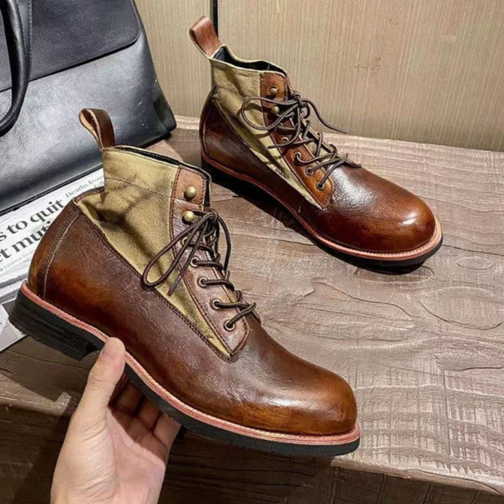 Braune Lederstiefel mit Schnürung, Vintage-Design, Herrenmode, handgefertigt, robust.