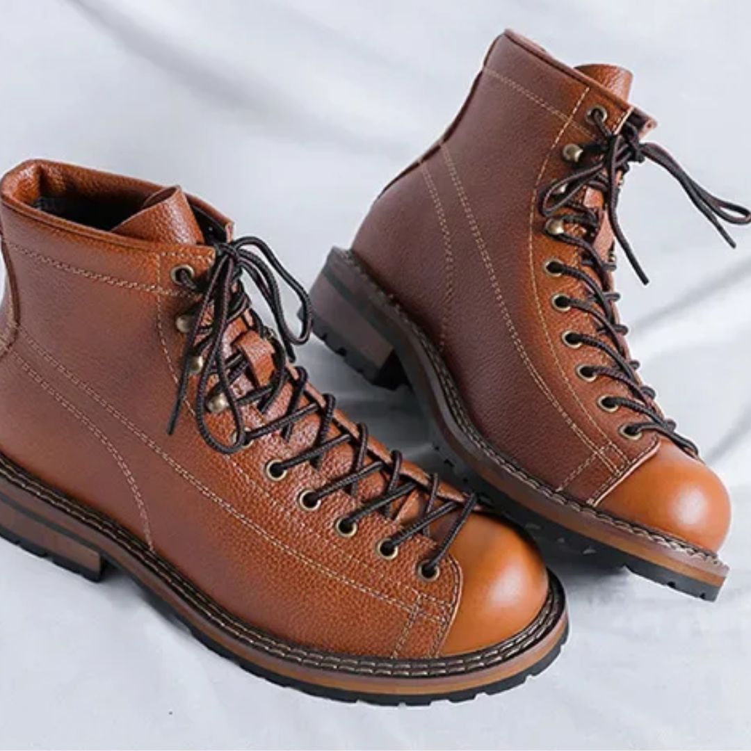 Braune Lederstiefel mit Schnürung, robuste Sohle, Herrenmode, Outdoor-Schuhe.