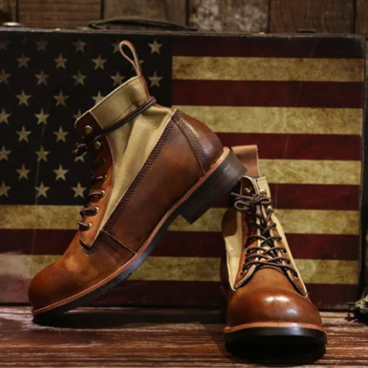 Braune Lederstiefel vor amerikanischer Flagge, Vintage-Design, Herrenmode, robust und stilvoll.