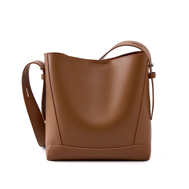 Braune Lederhandtasche, minimalistisches Design, Damenmode, Schulterriemen, elegant, alltagstauglich.