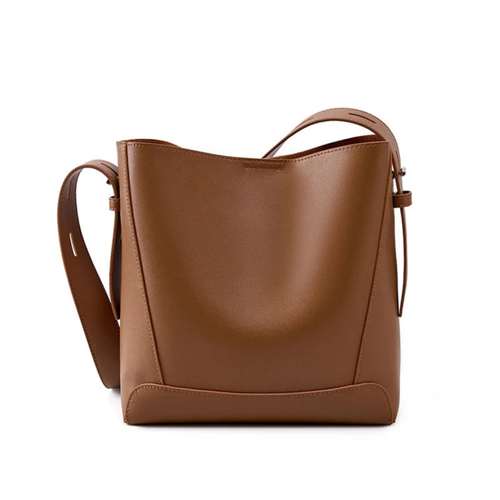 Braune Lederhandtasche, minimalistisches Design, Damenmode, Schulterriemen, elegant, alltagstauglich.