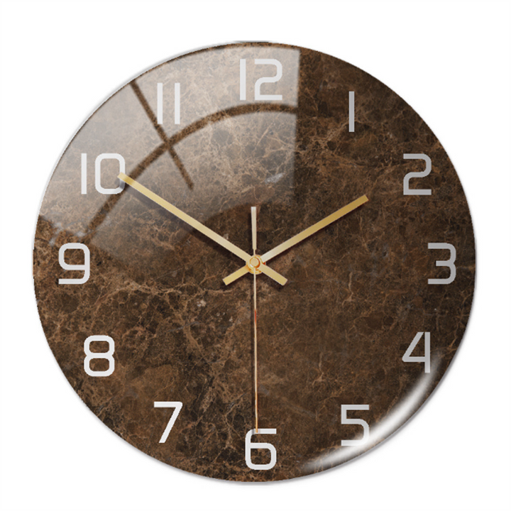 Runde Wanduhr aus braunem Marmor mit goldenen Zeigern und weißen Ziffern, modernes Design.