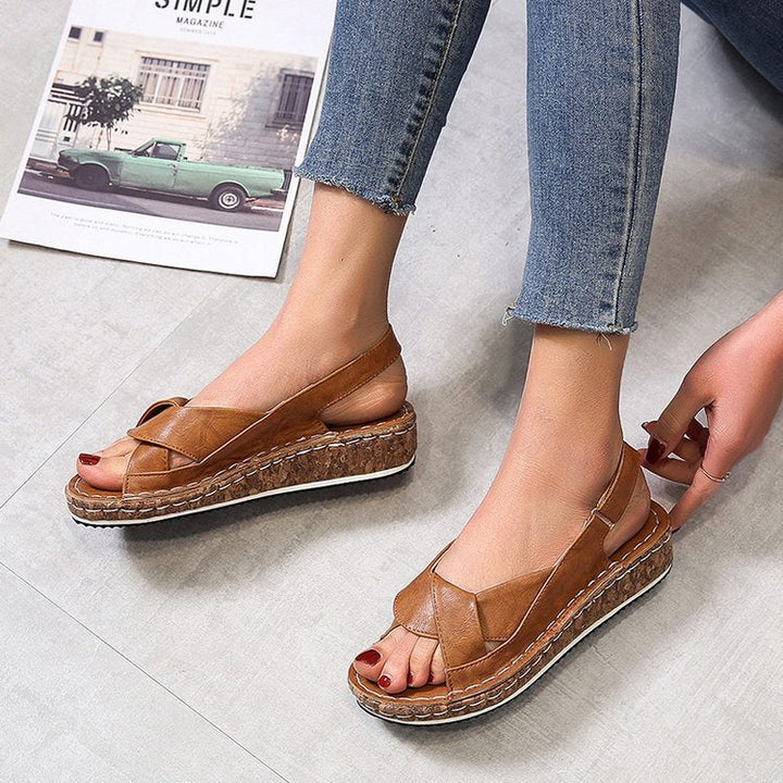 Braune Damen-Sandalen aus Leder mit Keilabsatz, lässig, bequem, modisch, Sommermode.