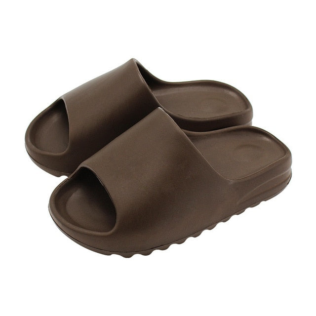 Braune Unisex-Badeschlappen, rutschfest, bequem, ideal für Strand und Pool.