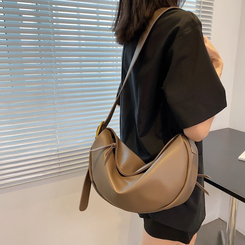 Damen Umhängetasche braun Leder modern elegant Accessoire Mode Accessoire minimalistisch