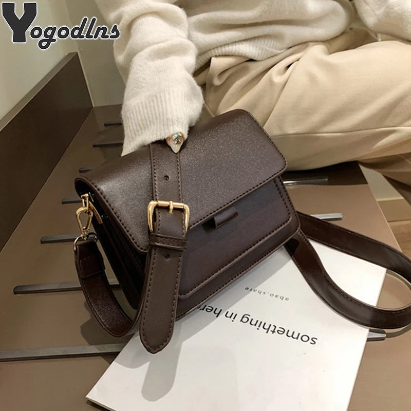 Dunkelbraune Lederhandtasche mit verstellbarem Riemen, elegantes Design, Damenmode.