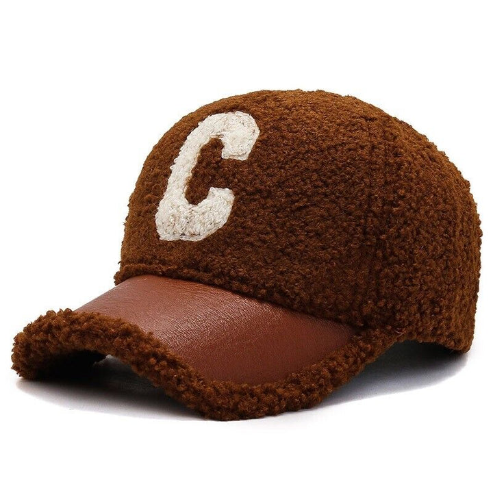 Braune Baseballkappe aus Fleece mit weißem "C"-Logo, modisch, warm, Unisex-Design.
