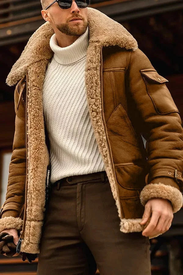 Mann in brauner Lammfelljacke, weißem Rollkragenpullover, Sonnenbrille; Wintermode Herren.