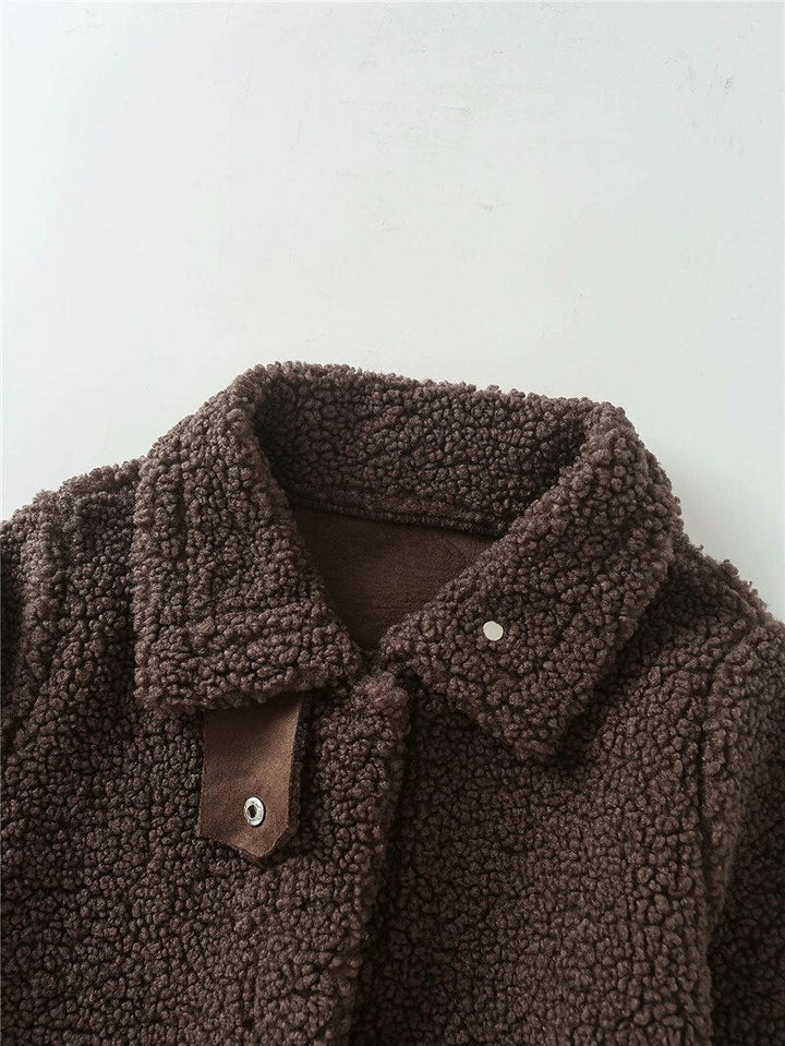 Braune Teddyjacke aus Fleece mit Kragen, modisch und warm, ideal für Herbst und Winter.