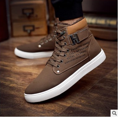 Brauner Herren-Sneaker, hohe Knöchel, weiße Sohle, modisch, lässig, bequem, Textildesign.