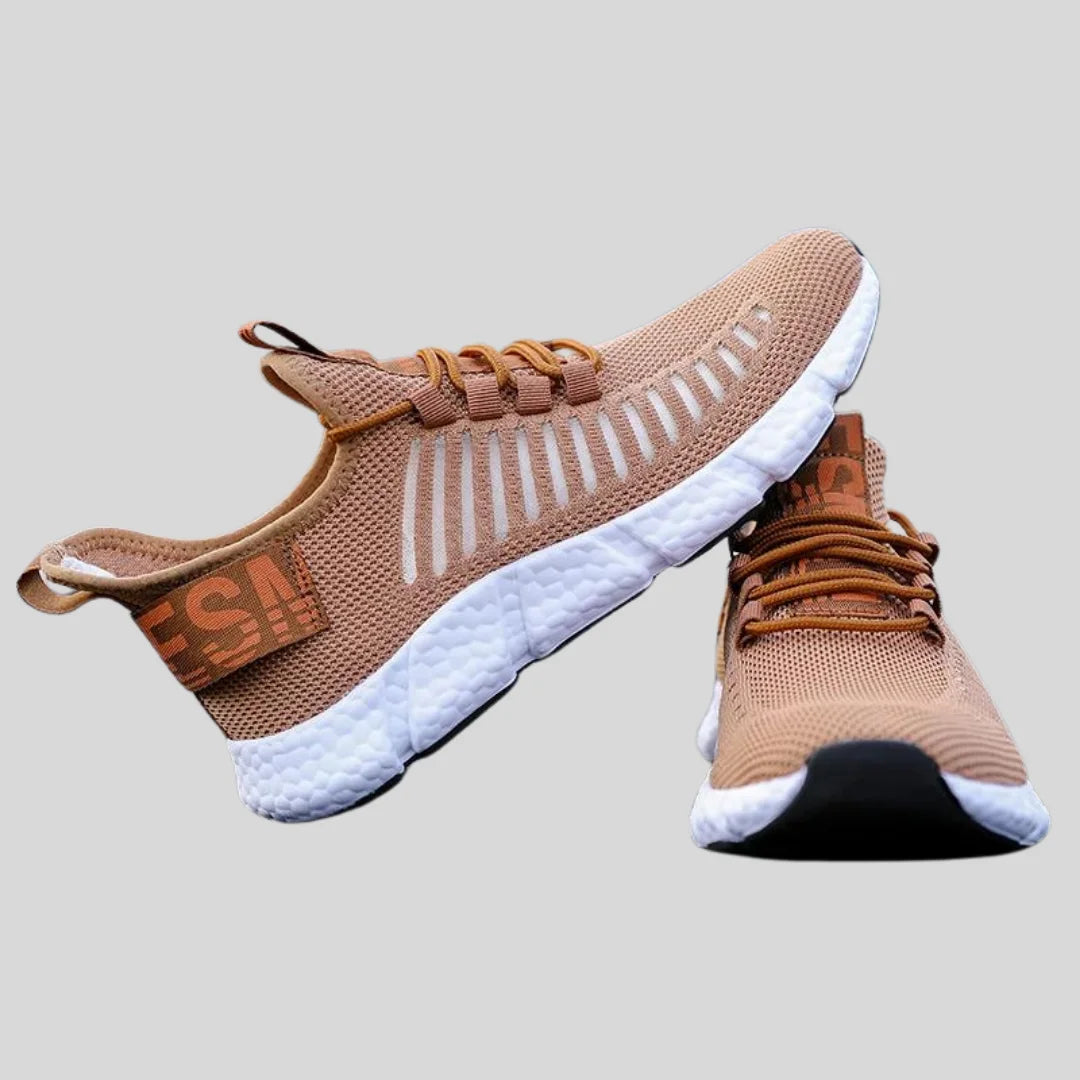 Braune Sportschuhe mit weißer Sohle, atmungsaktives Mesh, ideal für Laufen und Fitness.