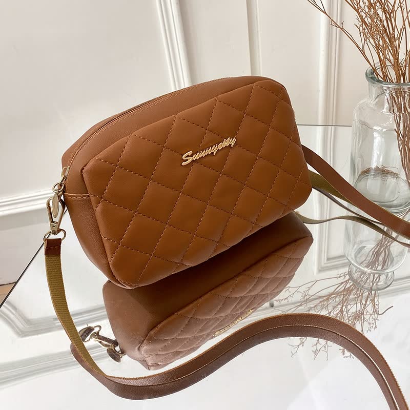 Braune gesteppte Umhängetasche aus Leder mit verstellbarem Riemen, modisch und elegant.
