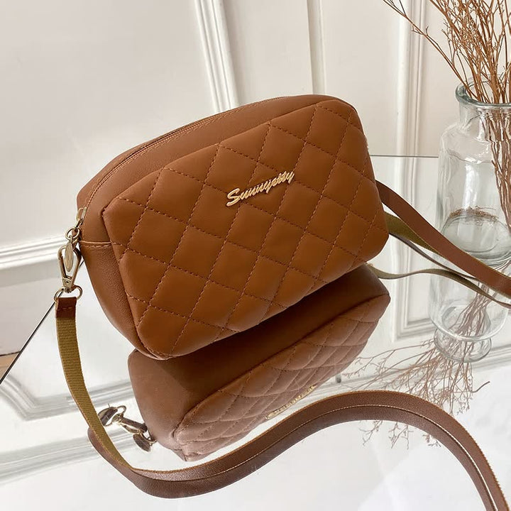 Braune gesteppte Umhängetasche aus Leder mit verstellbarem Riemen, modisch und elegant.