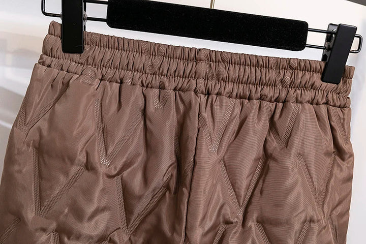 Braune gesteppte Hose, elastischer Bund, modisches Design, bequeme Freizeitkleidung.
