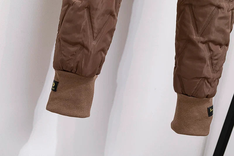 Braune Steppjacke mit Rippbündchen, Wintermode, warme Oberbekleidung, Herrenjacke.