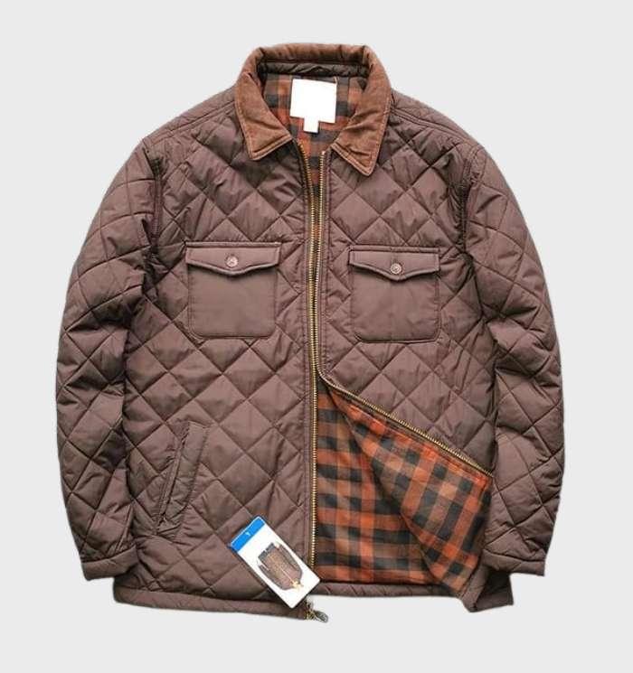 Braune gesteppte Herrenjacke mit kariertem Innenfutter und Reißverschluss.