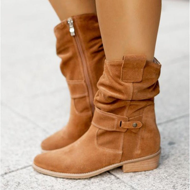 Damen Stiefeletten aus Wildleder, braun, mit Reißverschluss und niedrigem Absatz.