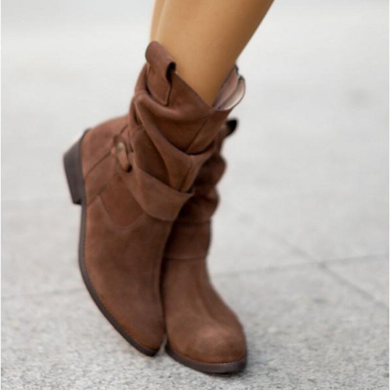 Braune Corino Stiefeletten mit Reißverschluss, niedrigem Absatz, Wildleder, Damenmode.