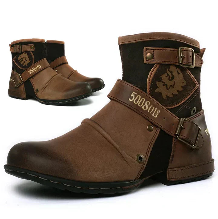 Braune Herrenstiefel aus Leder, Vintage-Design, mit Schnallen und Löwenemblem.