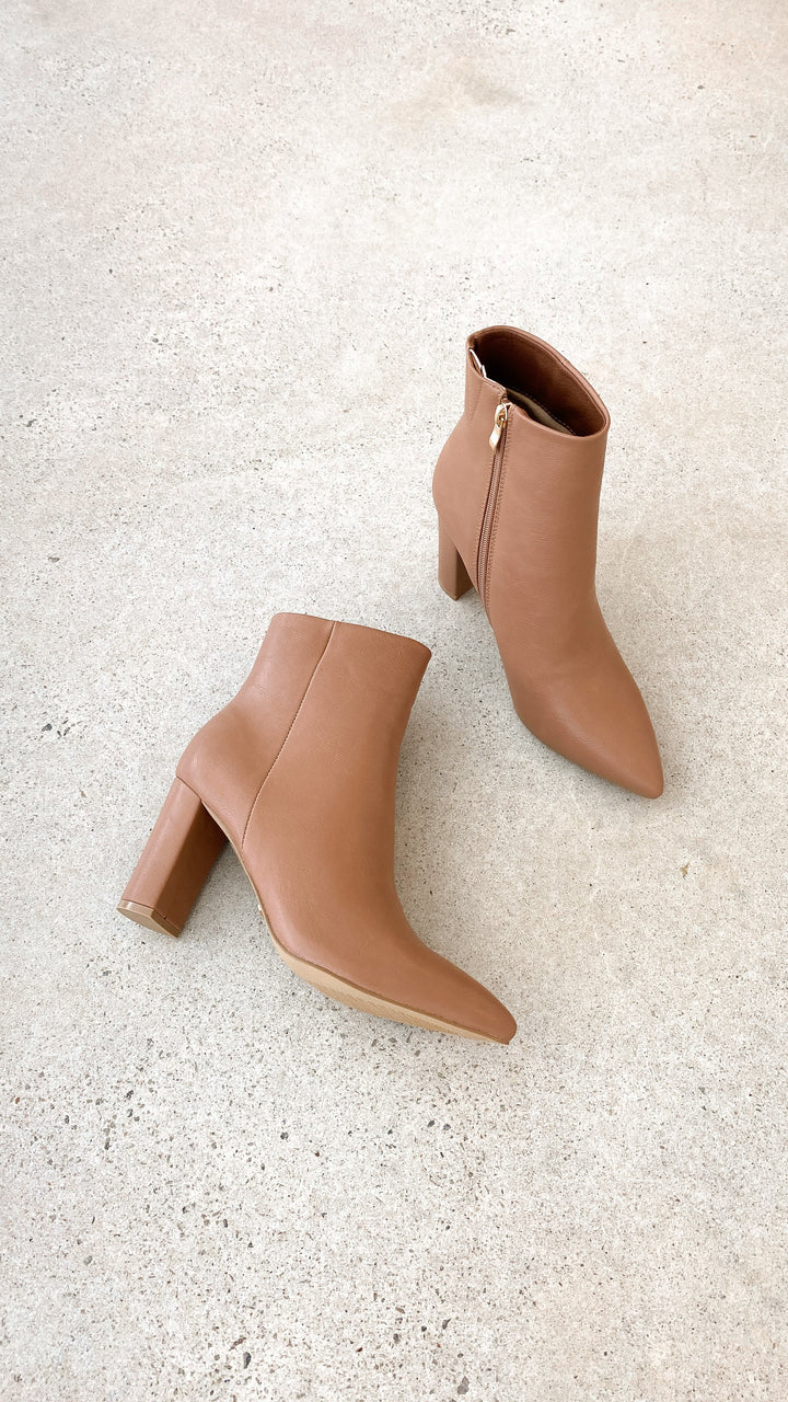 Braune Damen-Stiefeletten mit Blockabsatz, Reißverschluss, elegantes Design, Herbstmode.