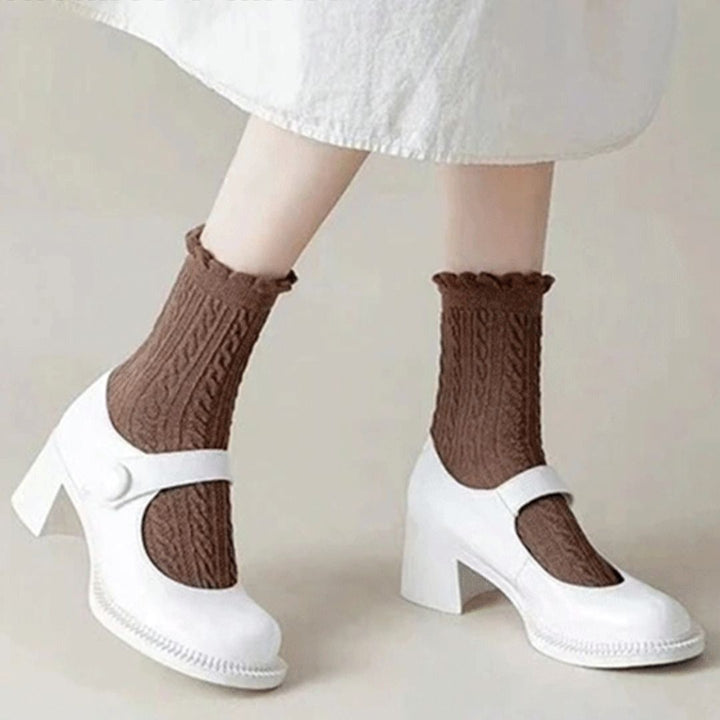 Weiße Mary Jane Schuhe mit braunen Stricksocken, Damenmode, eleganter Stil.