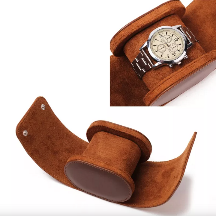 Braune Uhrenrolle aus Wildleder mit silberner Armbanduhr, ideal für Reisen und Aufbewahrung.