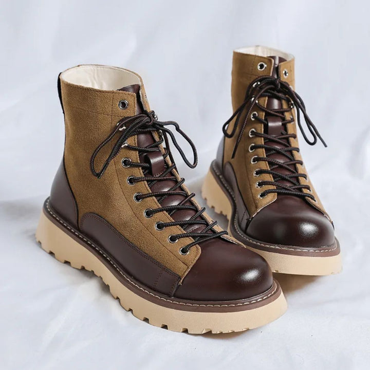 Braune Lederstiefel mit Schnürung, beige Sohle, Herrenmode, robustes Design.