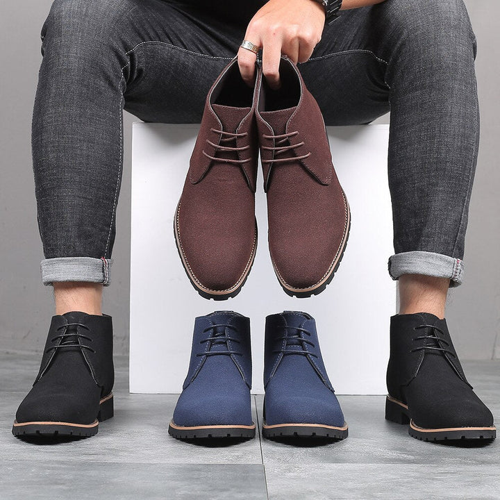 Braune, schwarze und blaue Herren-Chelsea-Stiefel aus Wildleder, modisch und lässig.