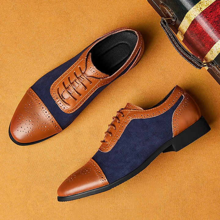 Braune und blaue Herren-Oxford-Schuhe aus Leder und Wildleder auf orangefarbenem Hintergrund.