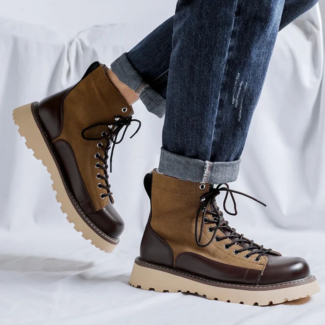 Braune Lederstiefel mit Schnürung, robuste Sohle, Herrenmode, lässiger Stil, Jeans kombiniert.