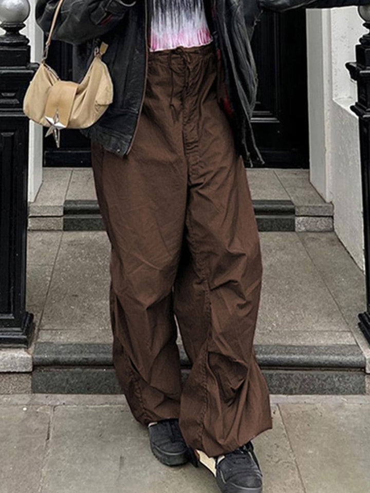Braune weite Hose Damen, lässig, Baumwolle, Streetwear, Mode, Herbst, mit schwarzer Jacke.